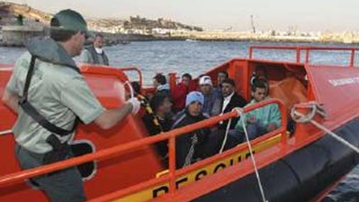 Llegada al puerto de Almería de una patera con 11 inmigrantes interceptada por la Guardia Civil. Foto: EFE