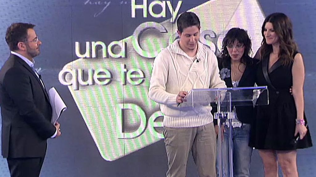 La cantante se convierte en cómplice de la historia de Eloy y Arantxa