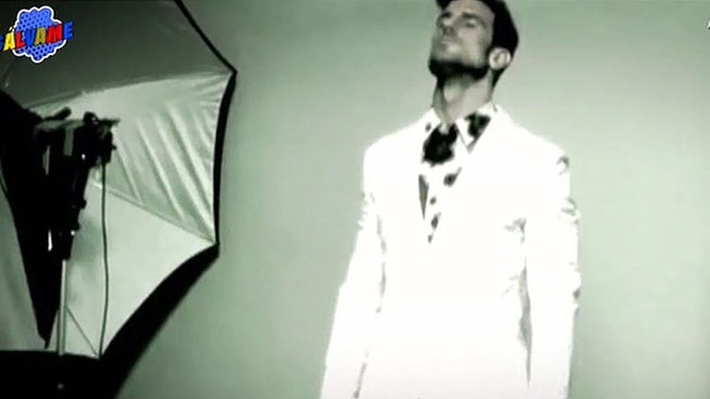 Así de sugerente posa el modelo para la portada de la revista Hunter