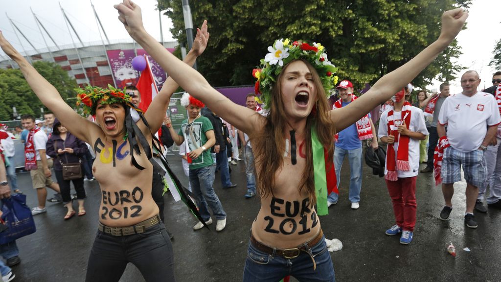 Mujeres polacas se manifiestan desnudas en Varsovia antes del comienzo de la Eurocopa