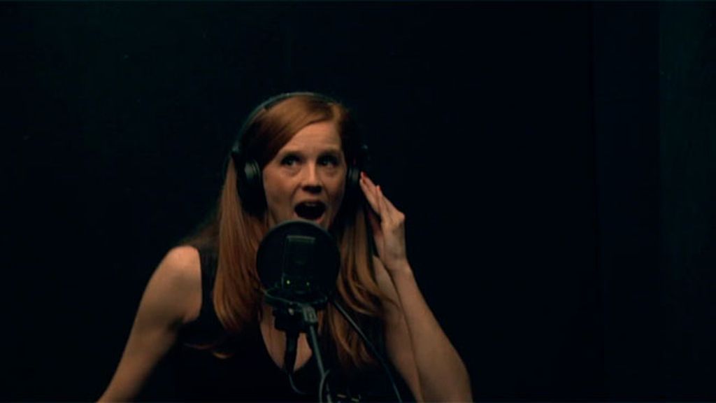 Una cantautora aparece en la vida del hostelero