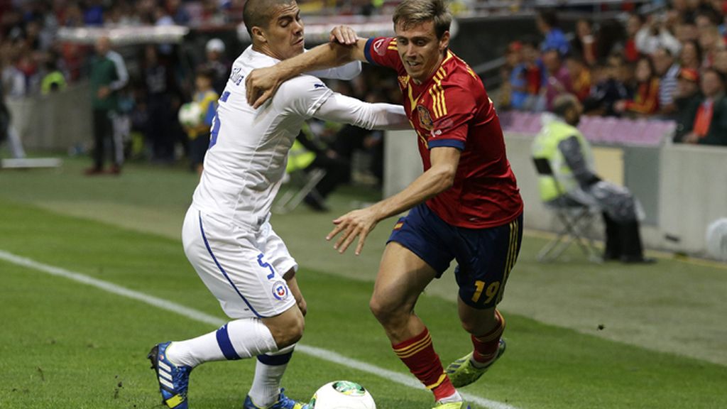 El defensa español, Nacho Monreal disputa un balón al chileno Francisco Silva