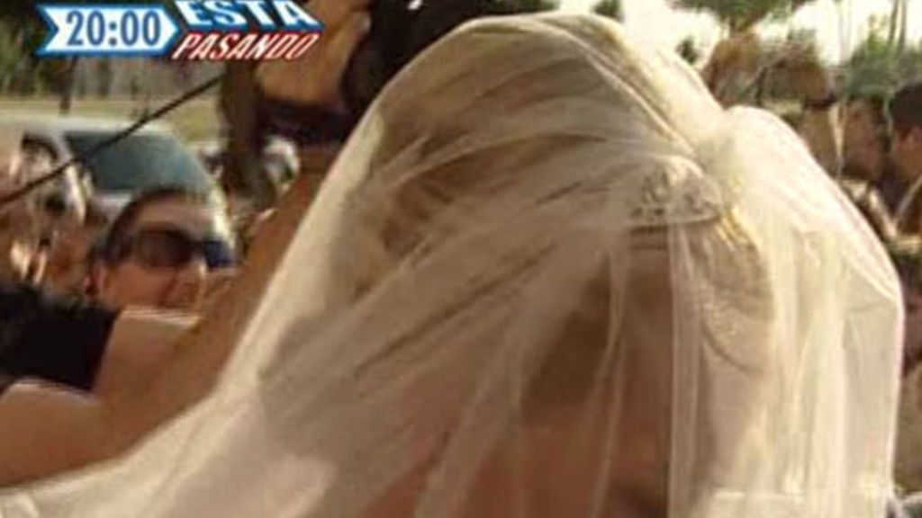 Beén, radiante, bajo el velo de su vestido