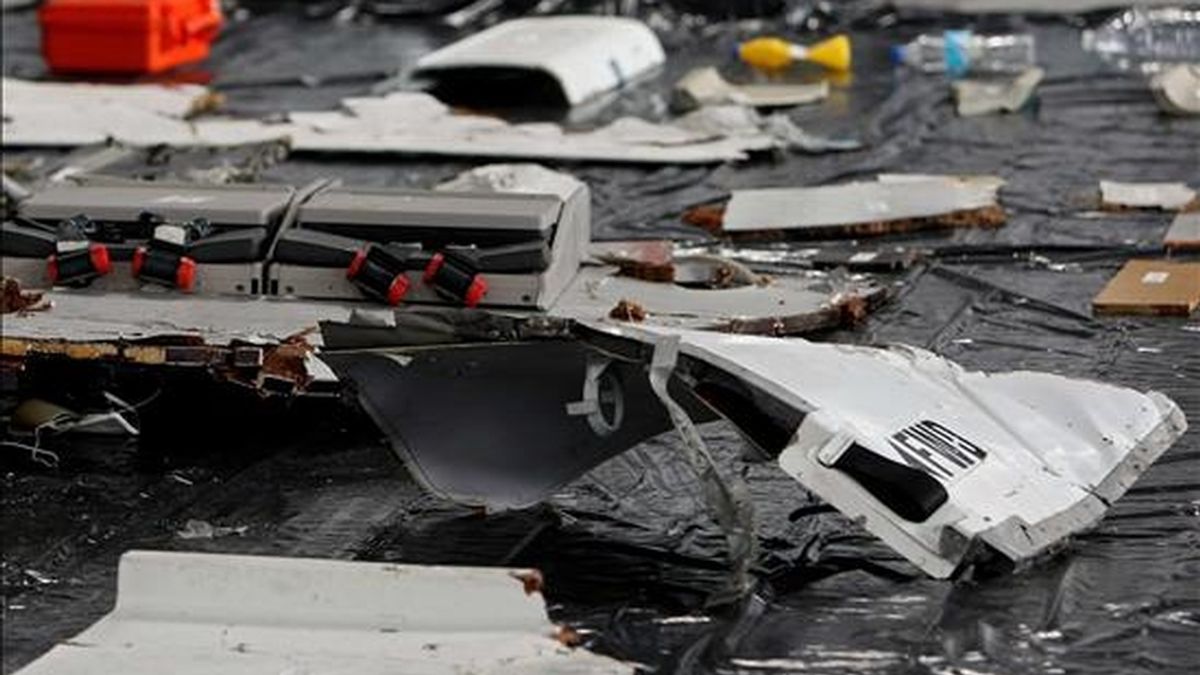 Fotografía en la que se observan los primeros restos del avión Airbus A330-200 de Air France encontrados en el Océano Atlántico, los cuales son presentados por la Fuerza Aérea brasileña en la ciudad de Recife (Brasil). EFE