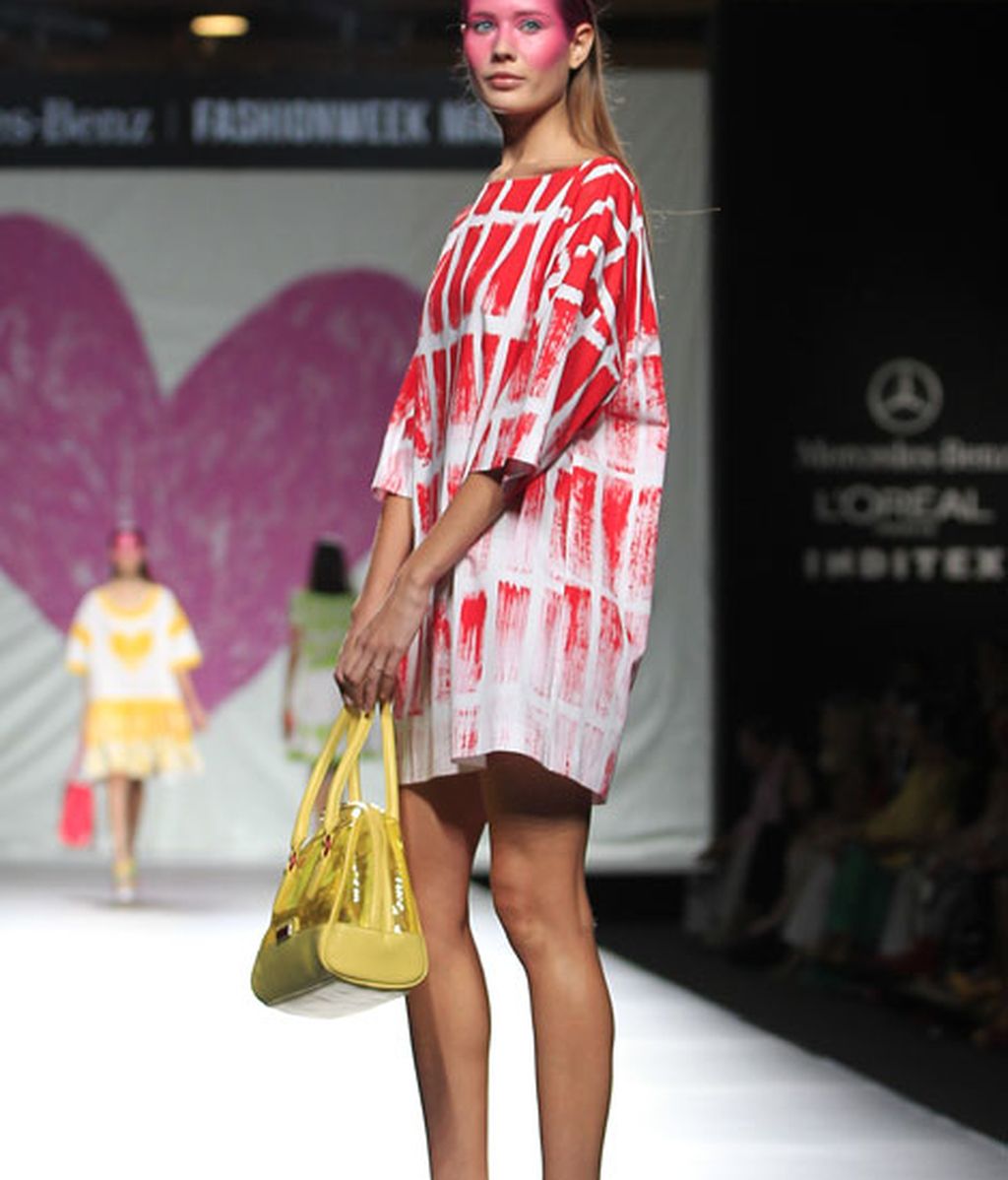 Ágata vuelve a jugar con el color