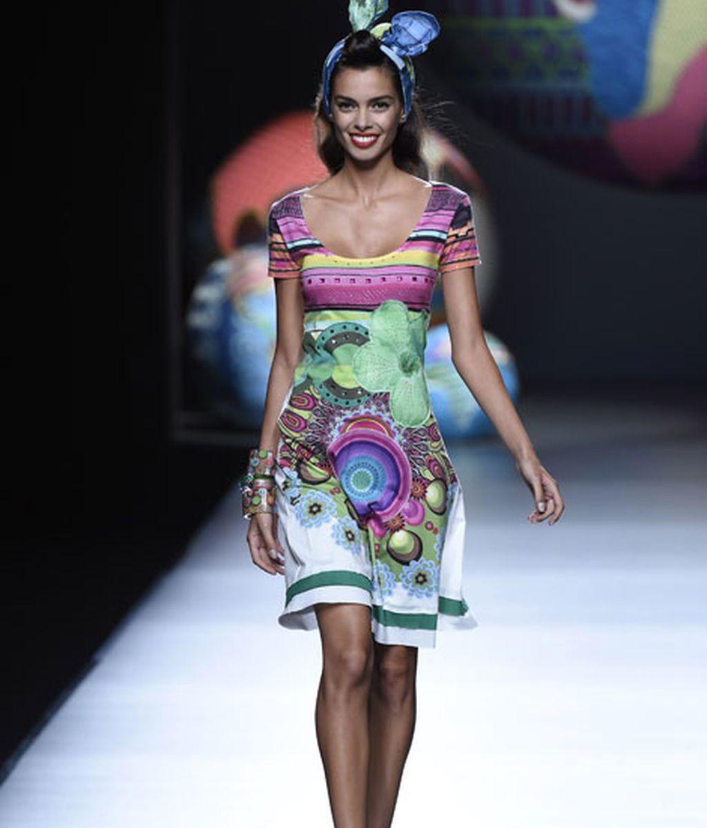 Color y grafismo en una colección que explota las señas de identidad de la firma