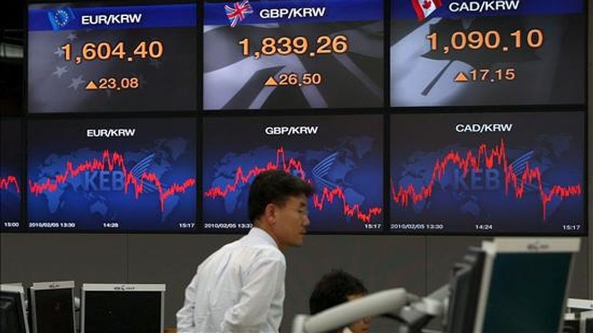 Un agente del banco surcoreano Korean Exchange Bank pasa frente a unos monitores de resultados en la Bolsa de Seúl. EFE/Archivo Un agente del banco surcoreano Korean Exchange Bank pasa frente a unos monitores de resultados en la Bolsa de Seúl. EFE/Archivo