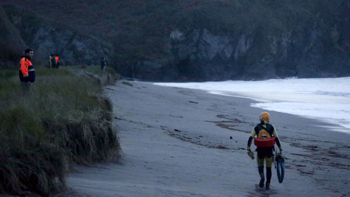 Salvamento Marítimo busca a un bebé arrastrado por un golpe de mar en Navia (Asturias)