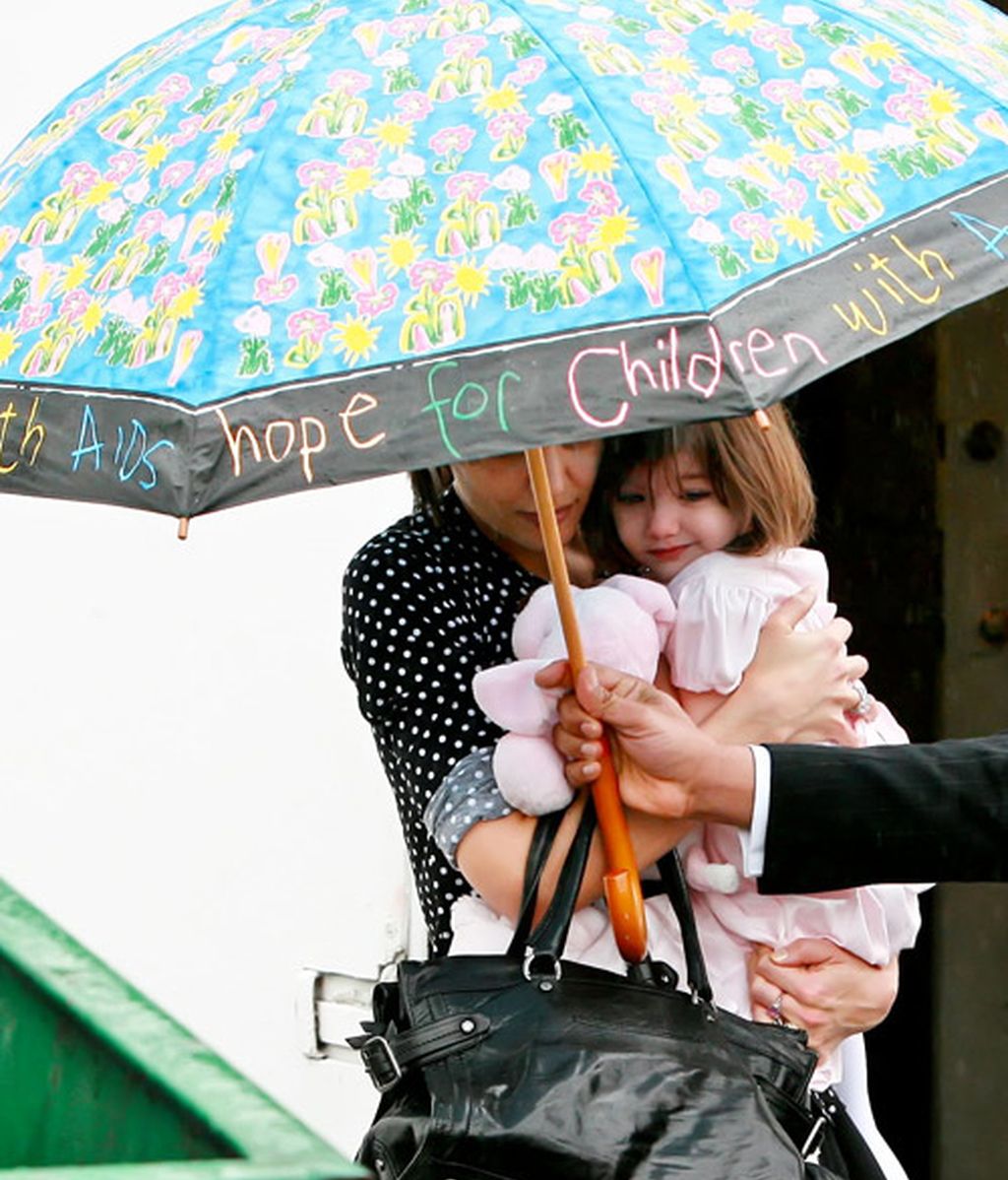 Las gotas hacen chip en sus paraguas chic