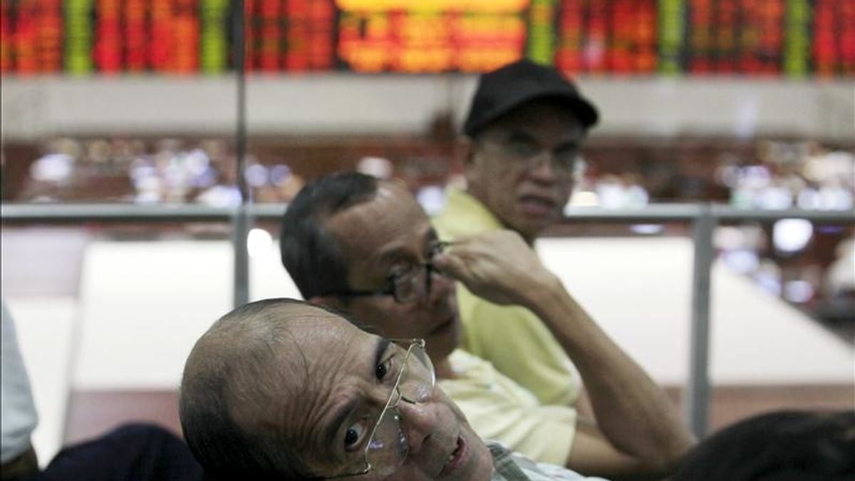 Varios agentes de bolsa filipinos en la Bolsa de Manila (Filipinas). EFE/Archivo
