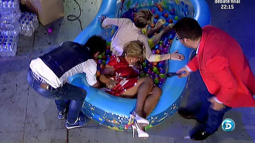 Kiko Hernández y Kiko Matamoros pasean a Karmele Marchante en piscina
