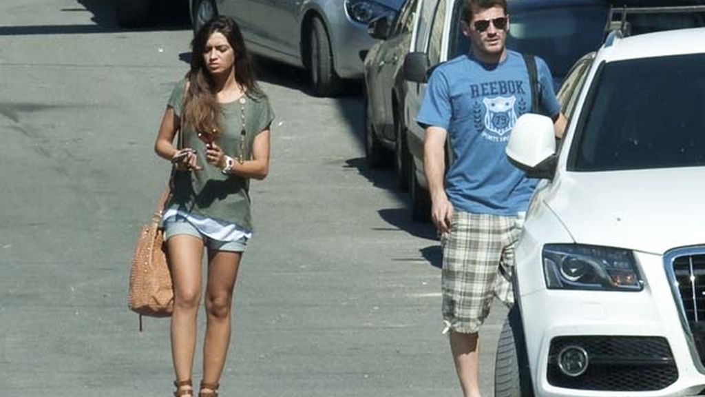Iker Casillas, en las fiestas de su pueblo junto a Sara Carbonero