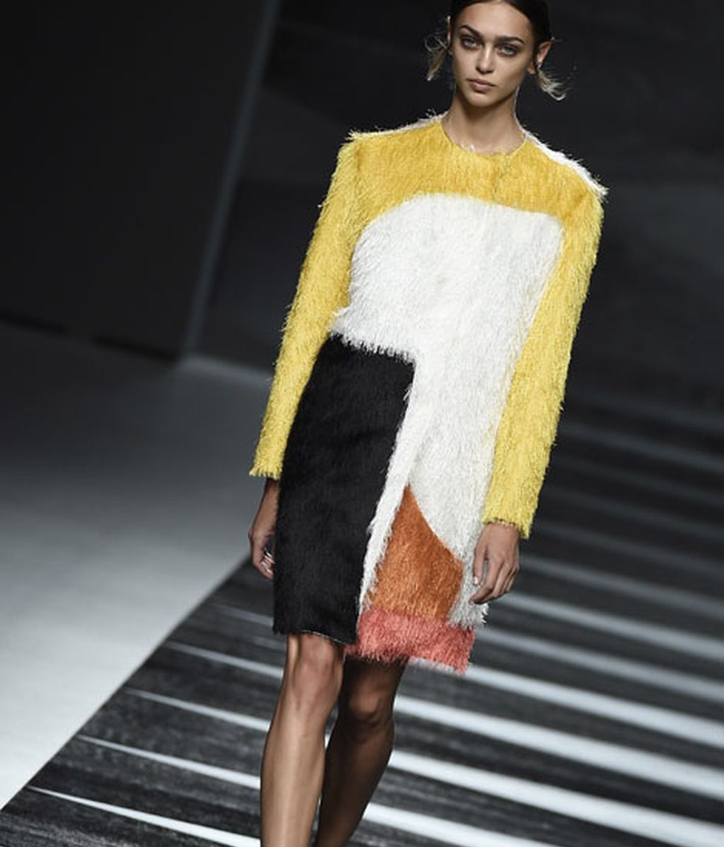 Elegantes y sorprendentes geometrías de color en el desfile de Juanjo Oliva