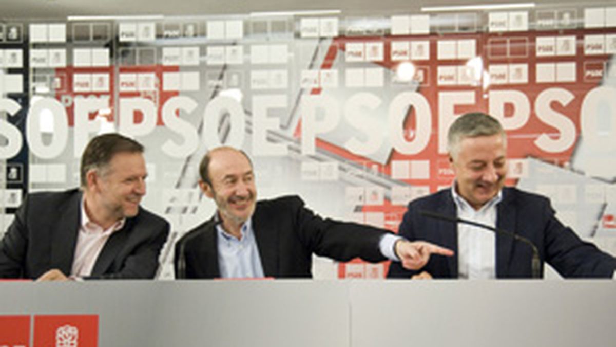 Rubalcaba con el secretario de Organización del PSOE, Marcelino Iglesias y el vicesecretario general José Blanco antes de la reunión en Ferraz FOTO: EFE
