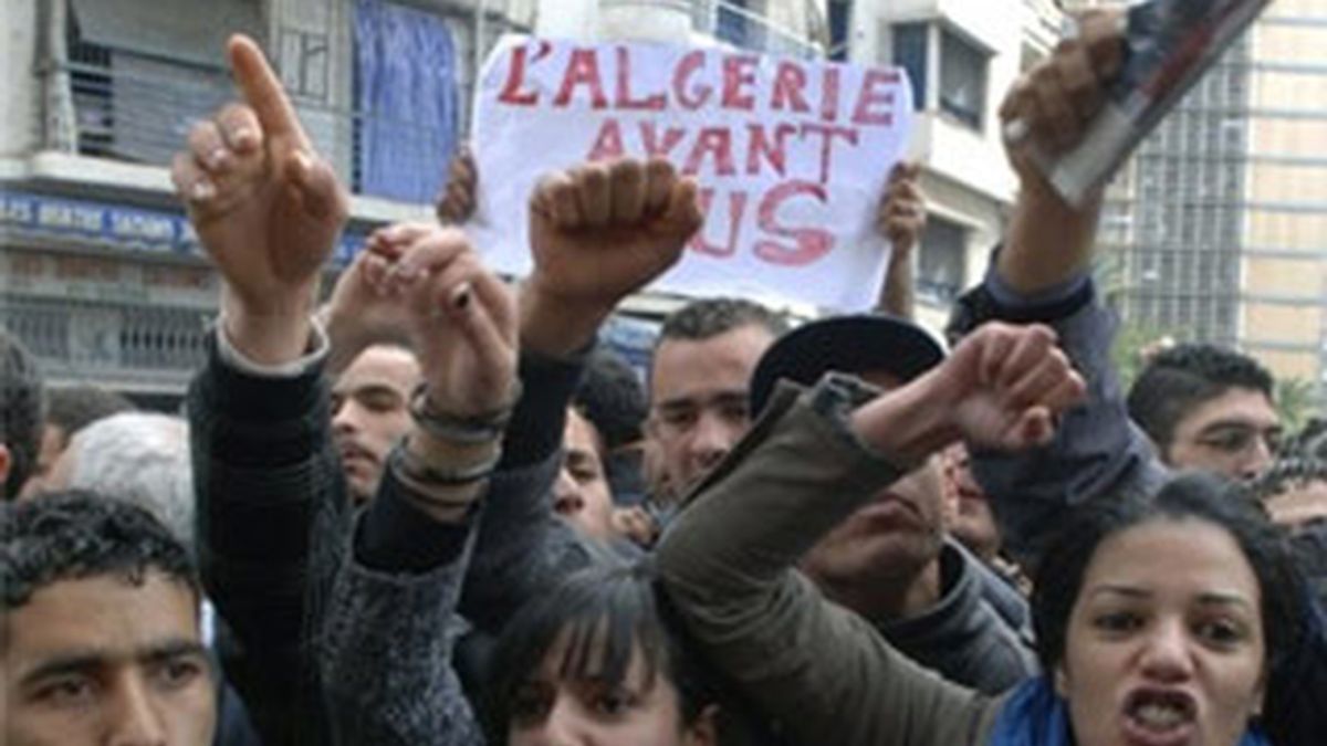 Manifestantes durante la marcha convocada en Argel. Foto: AP Manifestantes durante la marcha convocada en Argel. Foto: AP