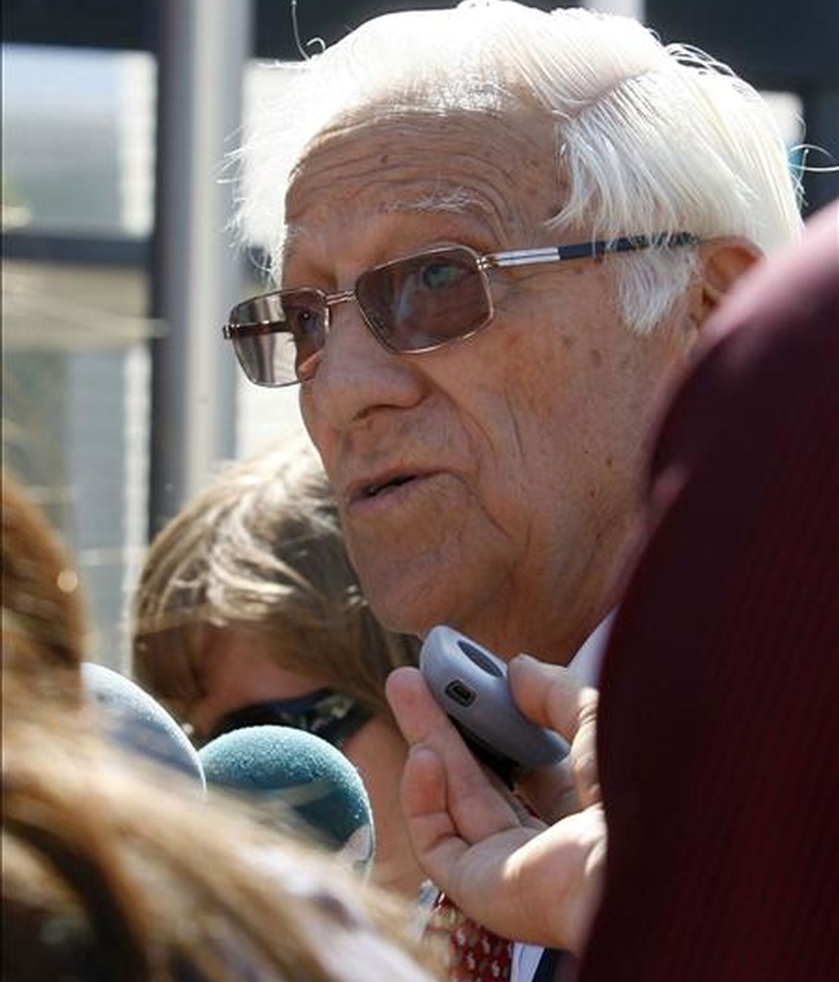 El padre Ángel llegó a Puerto Príncipe con más de 80 kilos de medicamentos, ropa y dulces navideños para pasar la Navidad con niños, ancianos y familias haitianas de Puerto Príncipe y Tabarre, en la periferia noreste de la capital. EFE/Archivo El padre Ángel llegó a Puerto Príncipe con más de 80 kilos de medicamentos, ropa y dulces navideños para pasar la Navidad con niños, ancianos y familias haitianas de Puerto Príncipe y Tabarre, en la periferia noreste de la capital. EFE/Archivo