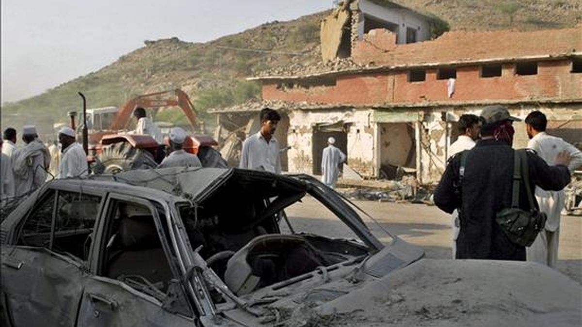 Un grupo de personas se reúne cerca de la zona donde el pasado 9 de julio tuvo lugar un doble atentado suicida en la región tribal paquistaní de Mohmand, Pakistán. EFE/Archivo