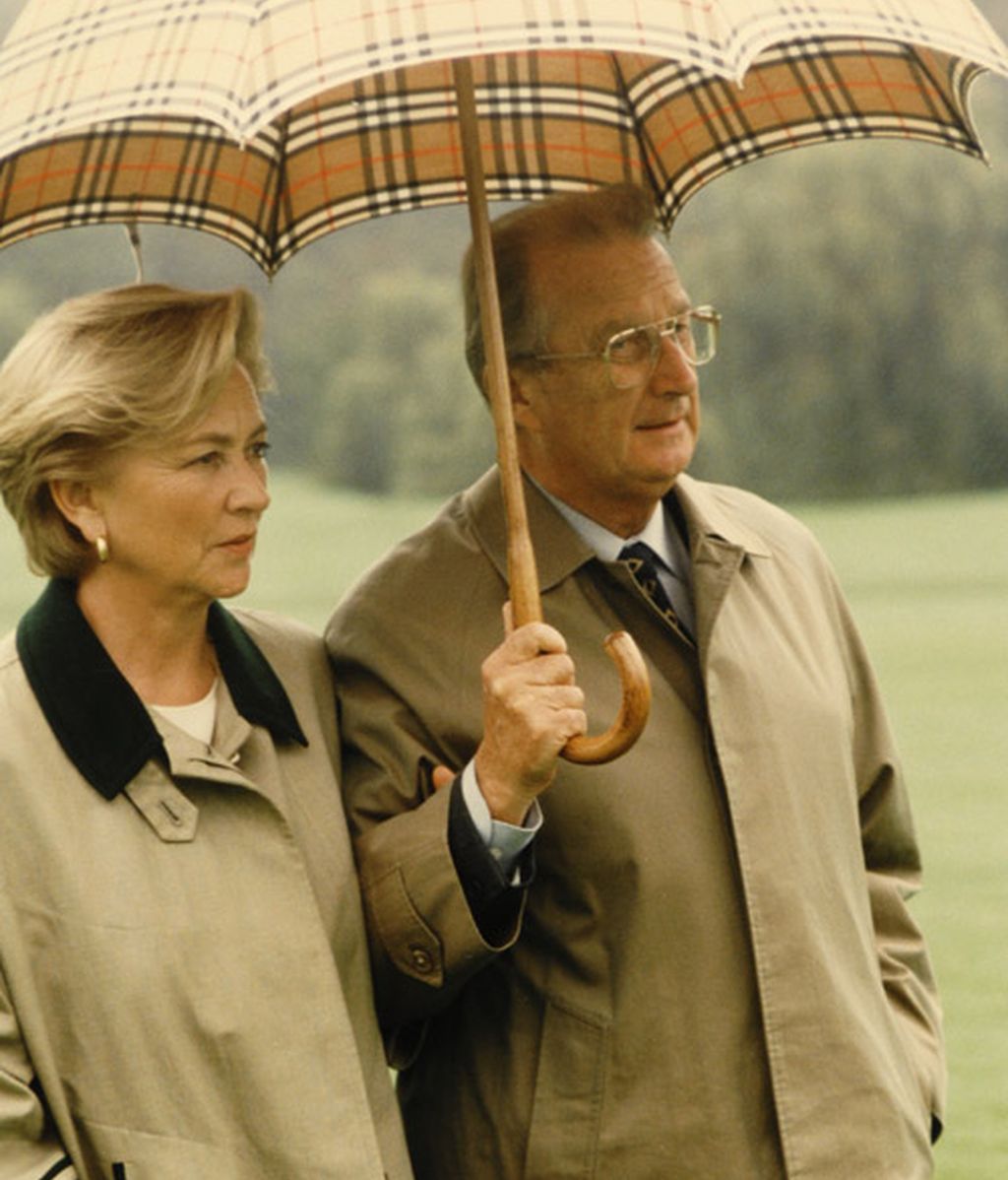 Las gotas hacen chip en sus paraguas chic