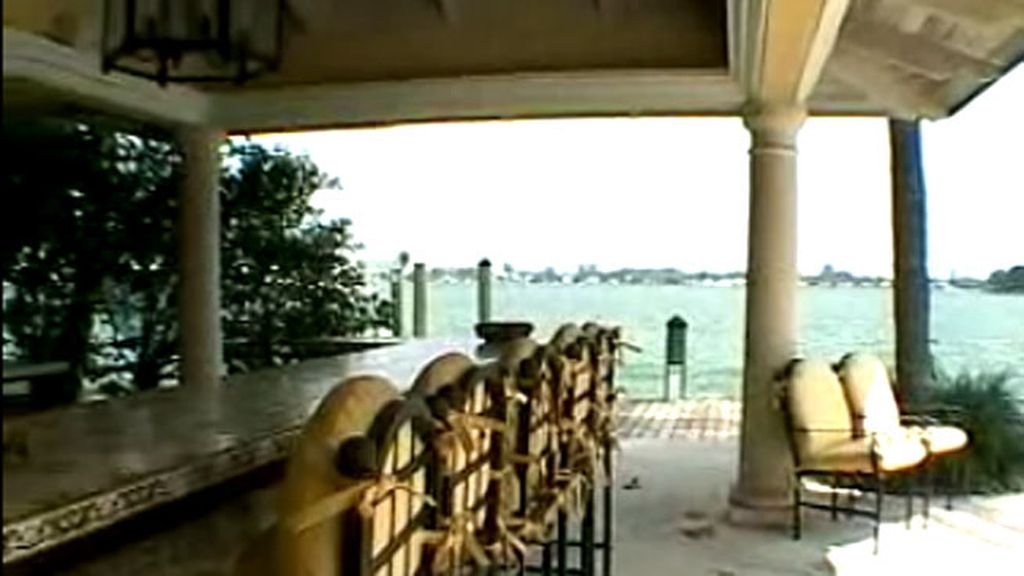 La casa tiene 800 metros cuadrados, embarcadero y piscina