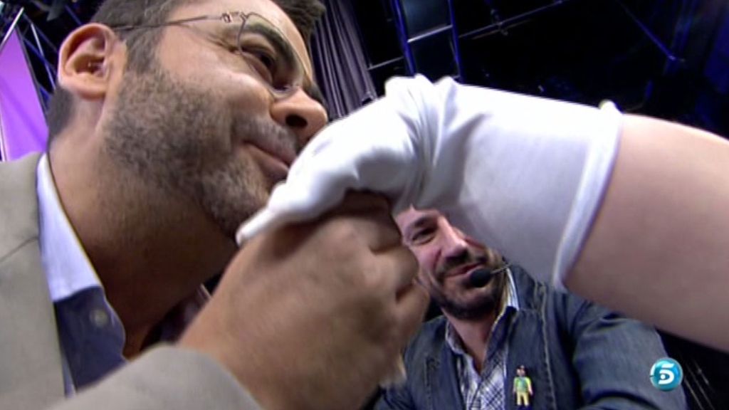 Se ha metido tanto en el papel que hasta ha hecho de Rita Hayworth en 'Gilda'