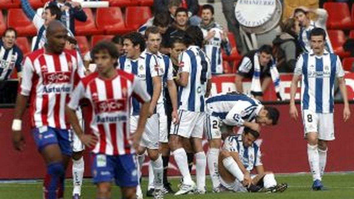 La Real celebra un gol en El Molinón. Foto: EFE