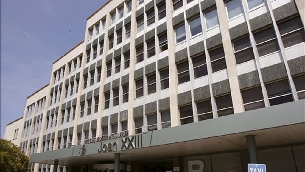 Imagen del Hospital Joan XXIII de Tarragona donde ingresó el pasado sábado por contagio de gripe A en la unidad de curas intensivas un hombre de 32 años, que se encuentra en estado "grave" en la unidad de cuidados intensivos, debido a una complicación de una afección respiratoria que padecía previamente. EFE