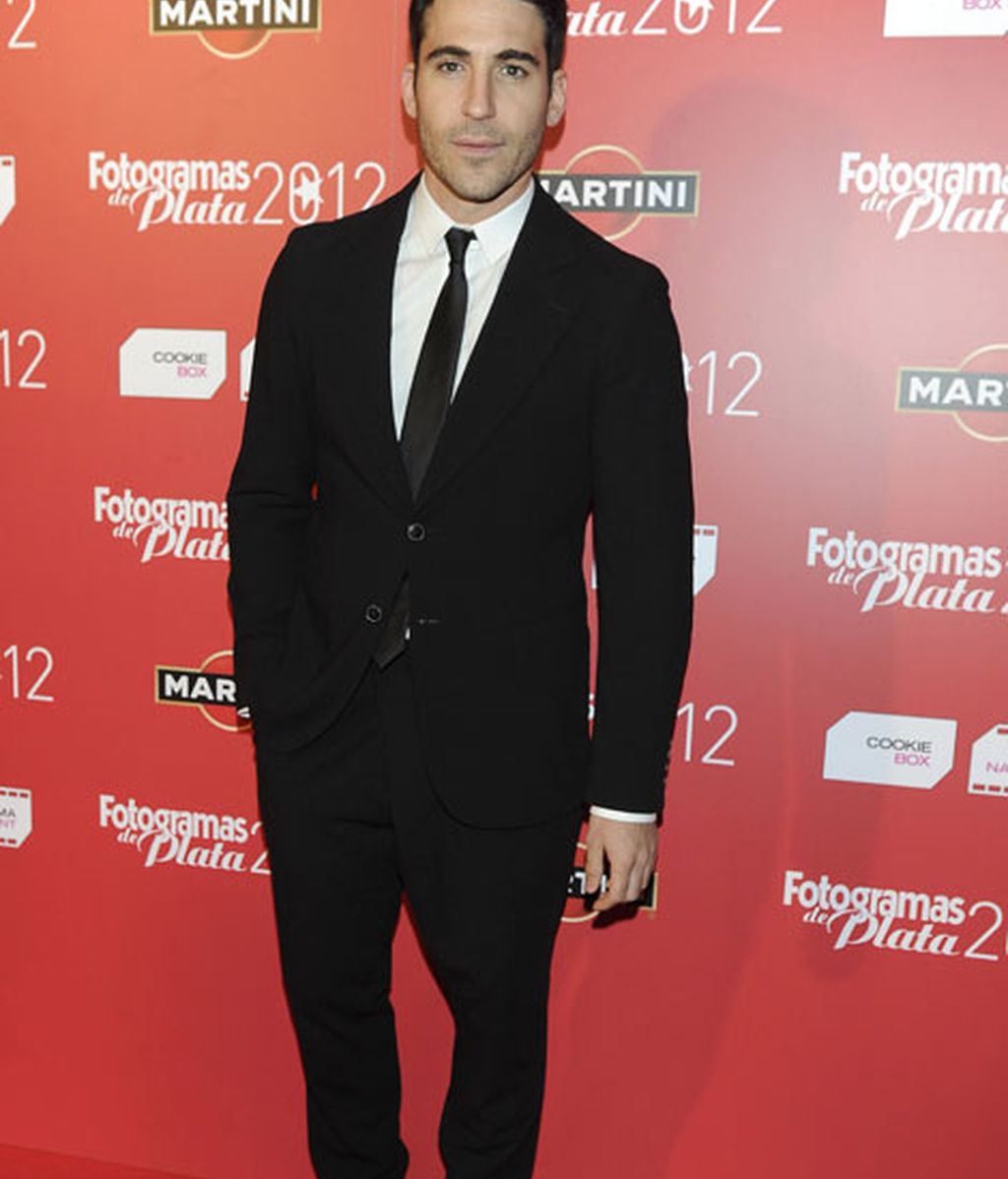 Miguel Ángel Silvestre de los más elegantes, con traje