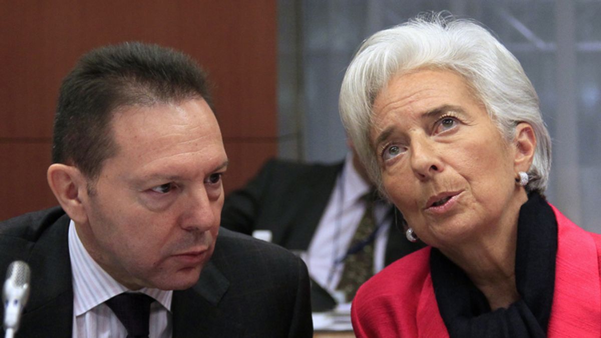 Yannis Stournaras, ministro de Finanzas griego conversa con la presidenta del FMI, Christine Lagarde durante la reunión del Eurogrupo