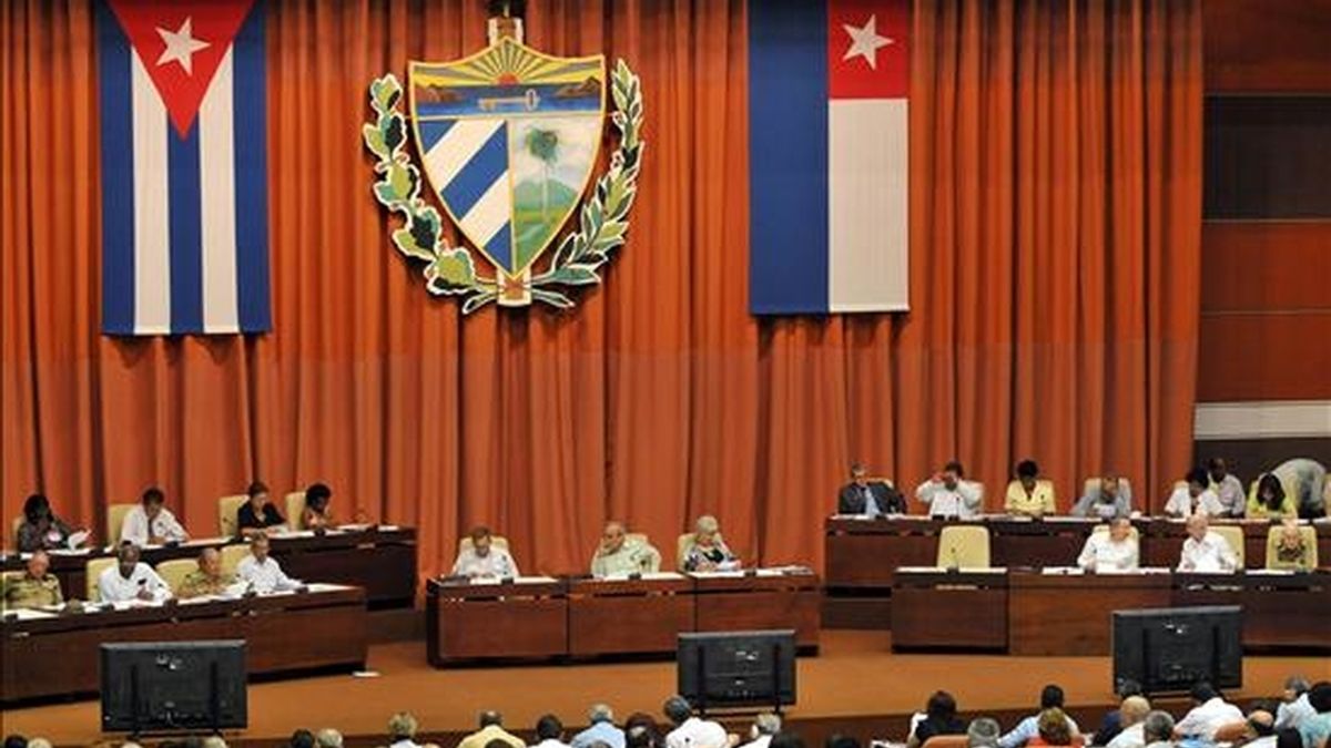 Vista general de la sesión plenaria de la Asamblea Nacional del Poder Popular (Parlamento), en La Habana (Cuba), que encabezó el presidente cubano, Raúl Castro (c). EFE