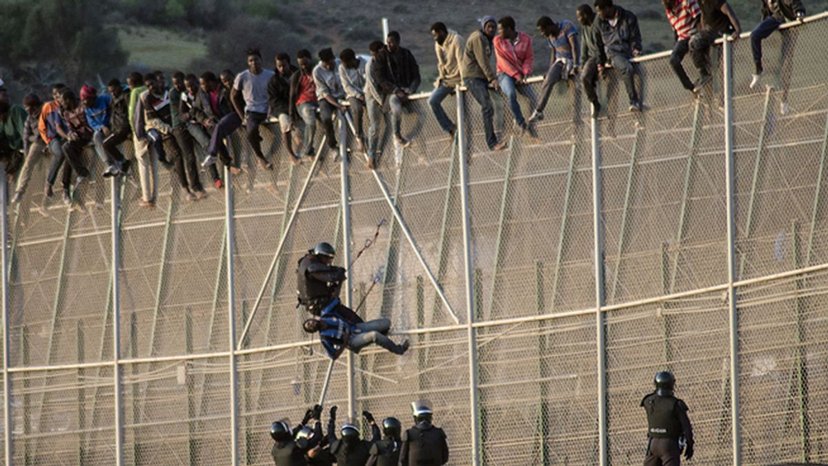 Unos 200 inmigrantes se encaraman en la valla de Melilla
