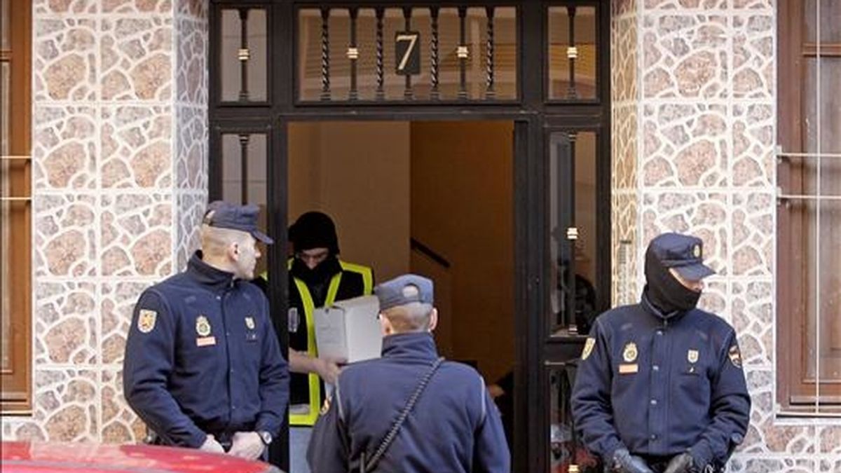 Varios agentes de policía en el registro que la Policía Nacional realizó en una vivienda en Valencia el pasado lunes. EFE