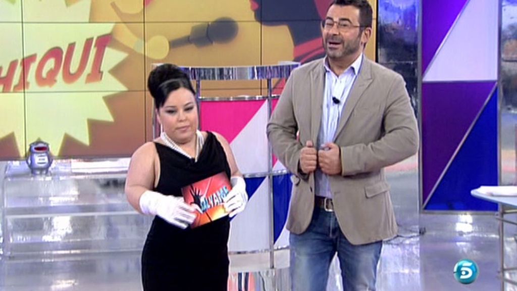 Se ha metido tanto en el papel que hasta ha hecho de Rita Hayworth en 'Gilda'