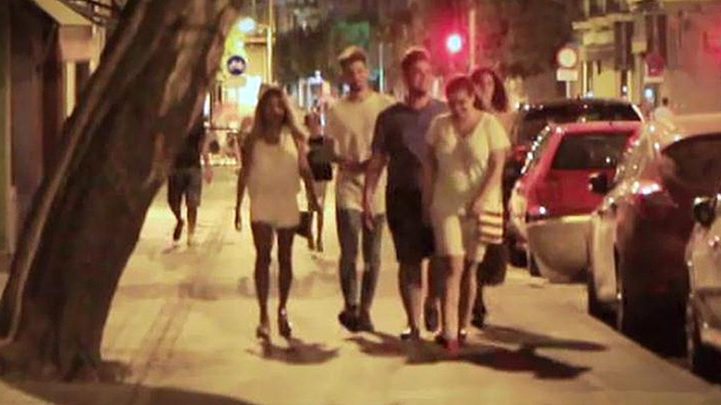 La hija de Isabel Pantoja, en silencio, disfruta con sus amigos de una cena