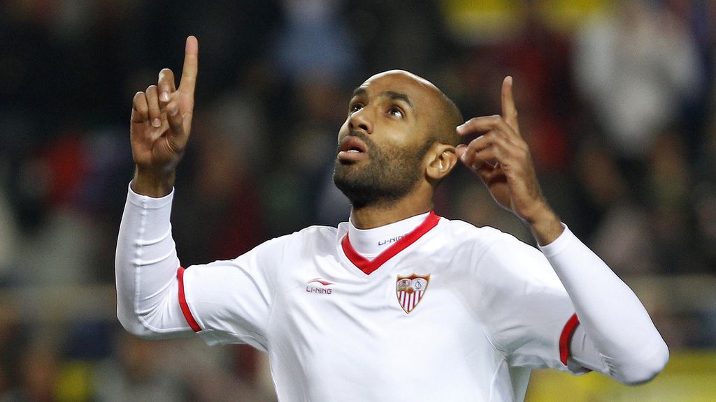 El delantero malí del Sevilla, Frederic Kanouté, celebra el primer gol ante el San Roque durante el encuentro de vuelta de los dieciseisavos de la Copa del Rey