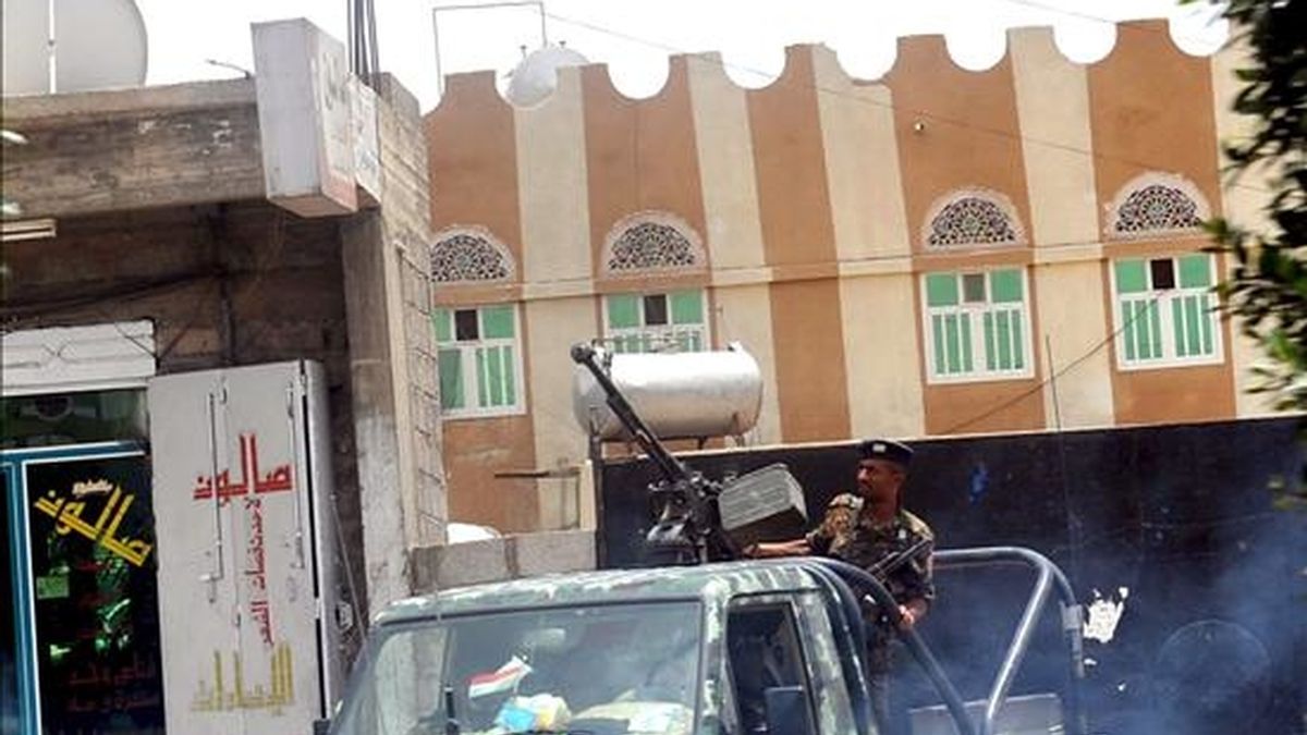 Un vehículo del Ejército yemení patrulla una calle en Saná (Yemen). EFE/Archivo