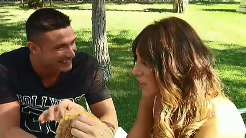El tronista roba un beso a Steisy