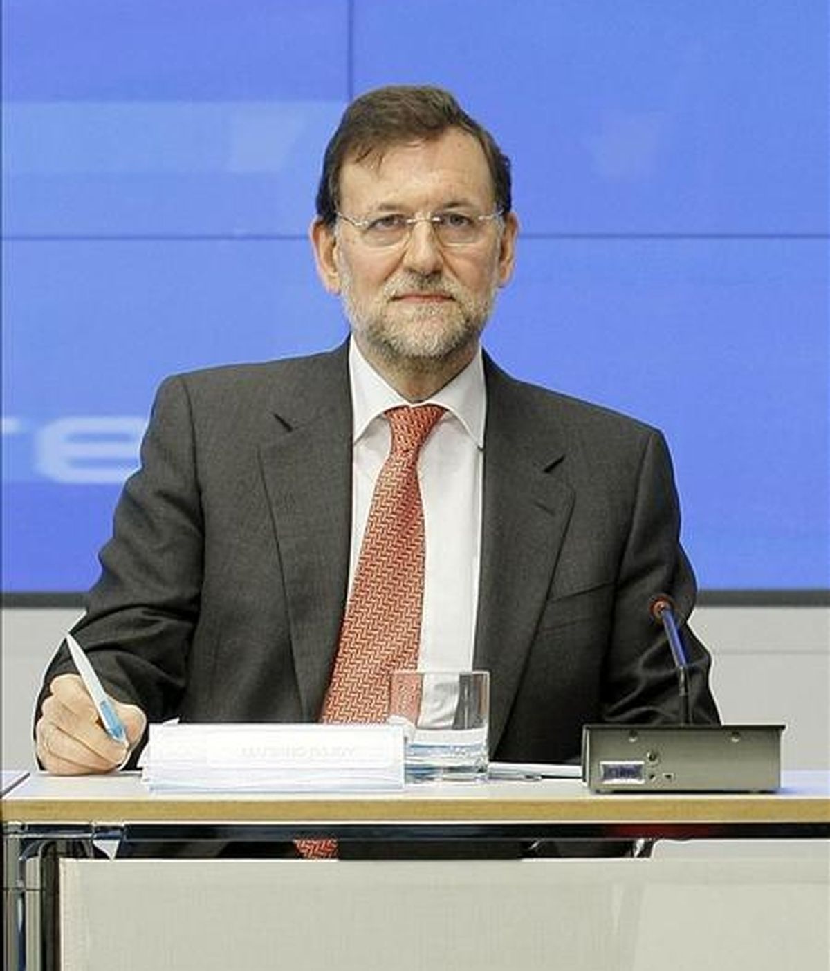 El presidente del Partido Popular, Mariano Rajoy, ha dicho hoy que está "absolutamente seguro" de que la presidenta de la Comunidad de Madrid, Esperanza Aguirre, va a demostrar su verdad, tras autorizar una comisión de investigación sobre una supuesta trama de espionaje en la Comunidad. EFE/archivo