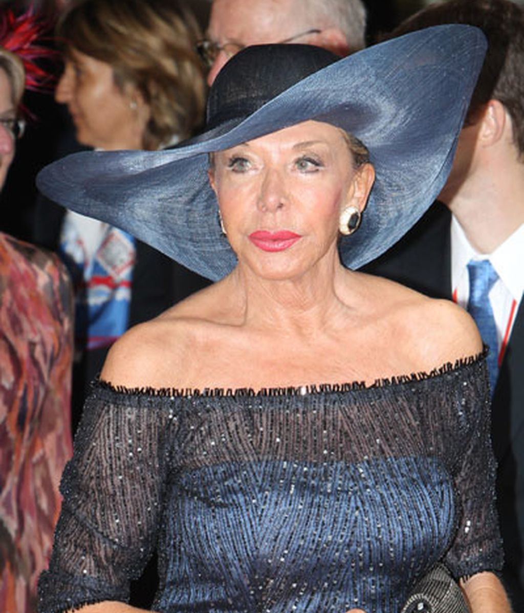 Marina Doria, con una gran pamela azulada