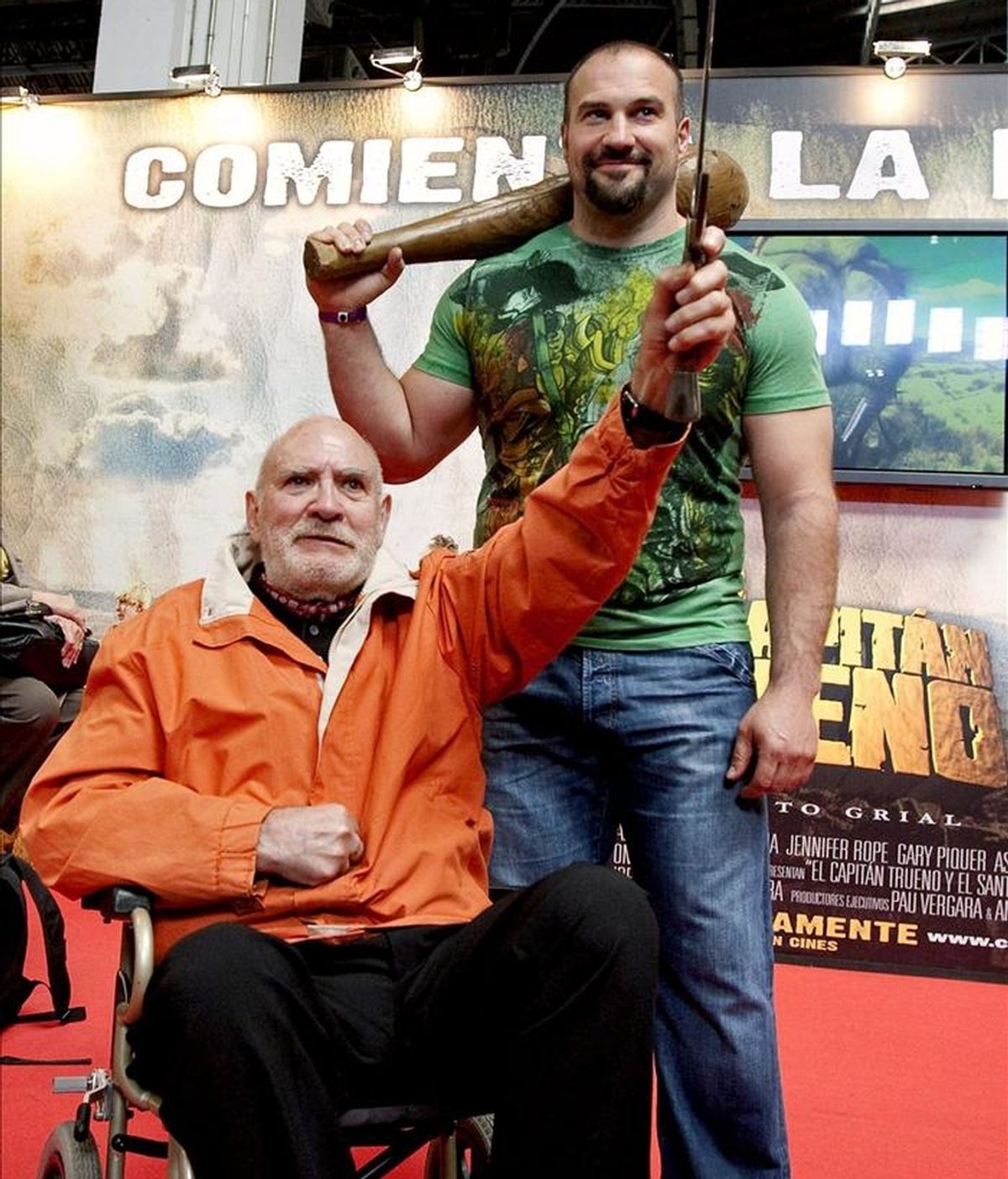 El lanzador de peso Manuel Martínez (d), que interpreta a "Goliath" en la película "El Capitán Trueno y el santo Grial", junto a Víctor Mora (i), creador del cómic en el que está basada la película, posaron hoy en el Salón del Comic de Barcelona. EFE