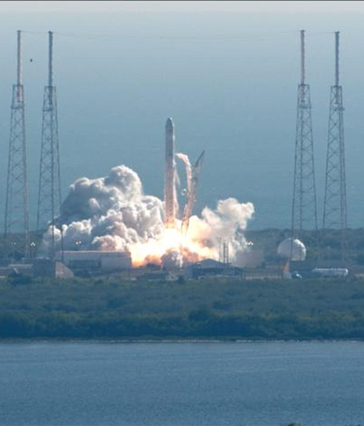 Falcon 9, un cohete privado desarrollado por la empresa SpaceX con el apoyo de la NASA, es lanzado desde una plataforma de lanzamiento en Cabo Cañaveral, en Florida, Estados Unidos, este 8 de diciembre. EFE