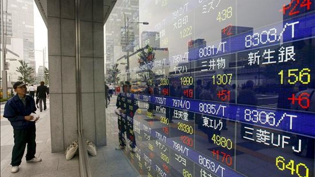 Un hombre observa una pantalla en la que se muestran los precios de las acciones, en Tokio (Japón). EFE/Archivo
