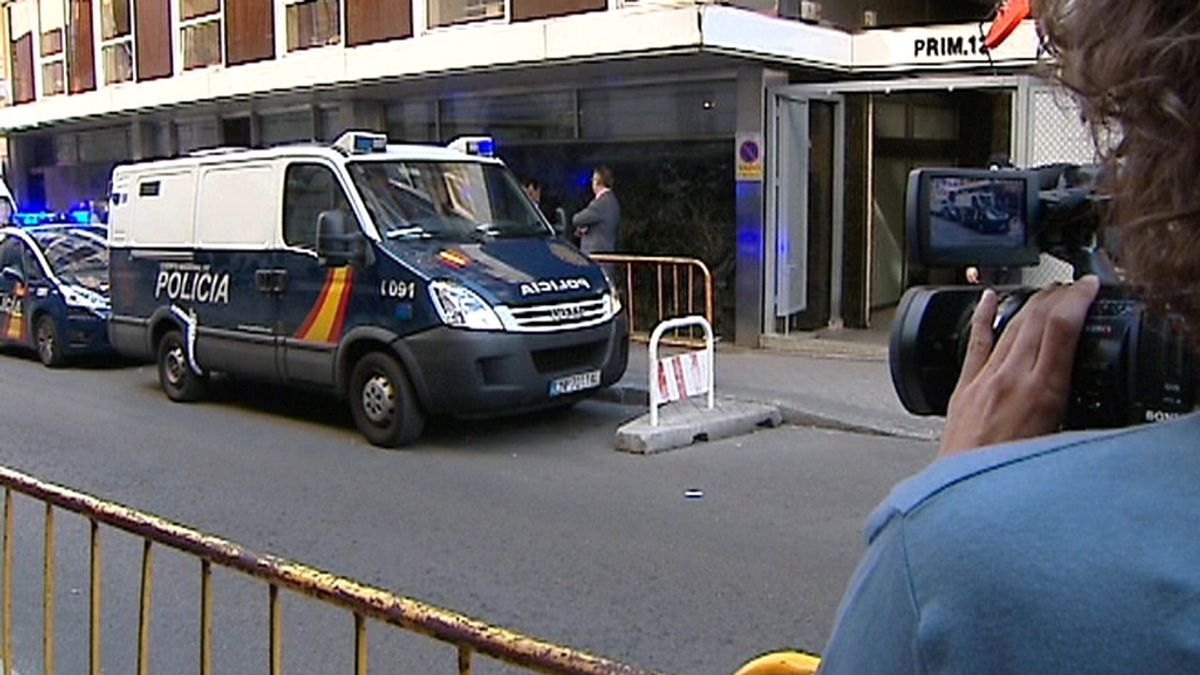 Un furgón policial llega a la sede de la Audiencia Nacional con implicados en la 'operación emperador' para ser interrogados por el juez Andreu