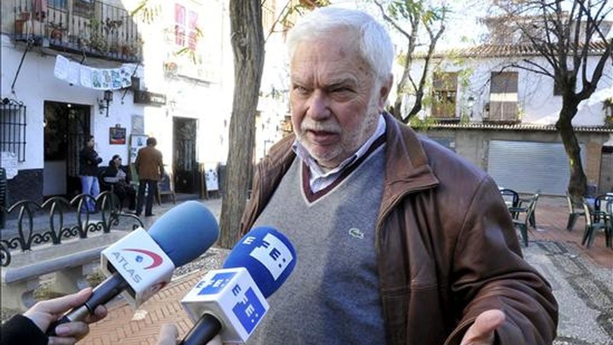 El ex alcalde de Granada y ex senador Gabriel Díaz Berbel atendiendo a la prensa en Granada tras solicitar su baja como militante en el PP. EFE