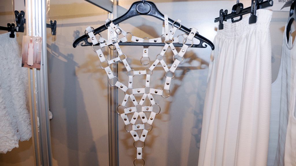 El diseñador sigue creando prendas muy atrevidas a pesar de que su nueva colección "Mantra" es más minimal.