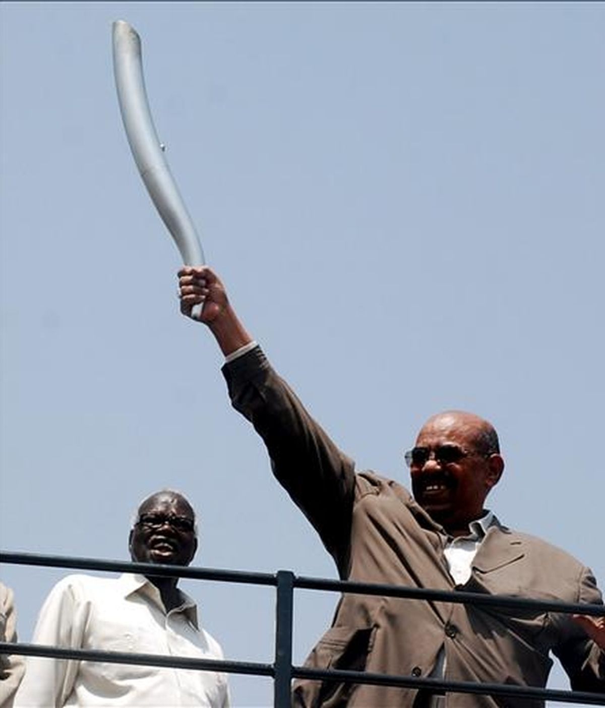 El presidente sudanés, Omar al Bachir (d), durante  la celebración del Día de la Paz y la Seguridad Africana en la Universidad Internacional de África en Jartum el pasado septiembre. EFE