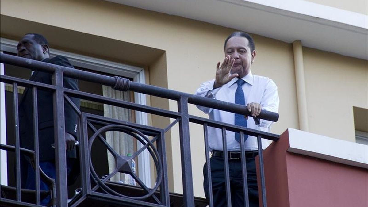 El ex dictador haitiano, Jean Claude Duvalier, también conocido como "Baby Doc", saluda ayer lunes 17 de enero, desde el balcón de su habitación en el hotel Karibe en Puerto Príncipe (Haití), donde se encuentra alojado desde el domingo. EFE