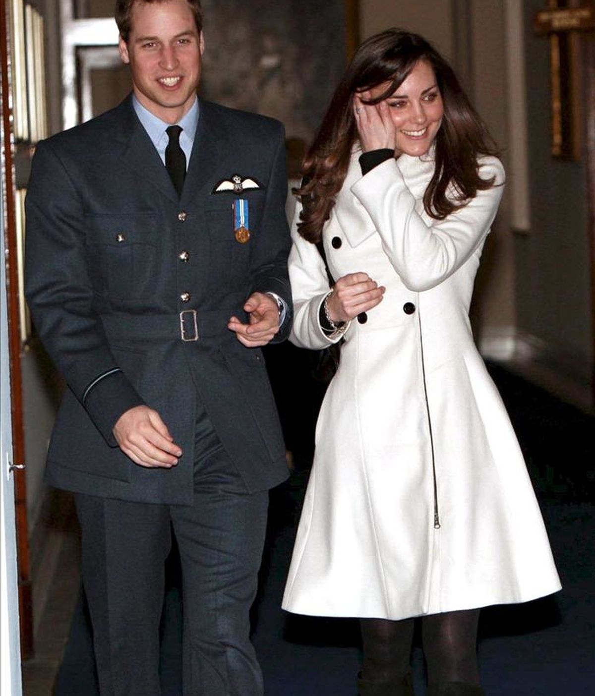 El príncipe Guillermo de Inglaterra y su novia Kate Middleton durante la ceremonia de graduación celebrada en RAF Cranwell (R.Unido). EFE/Archivo