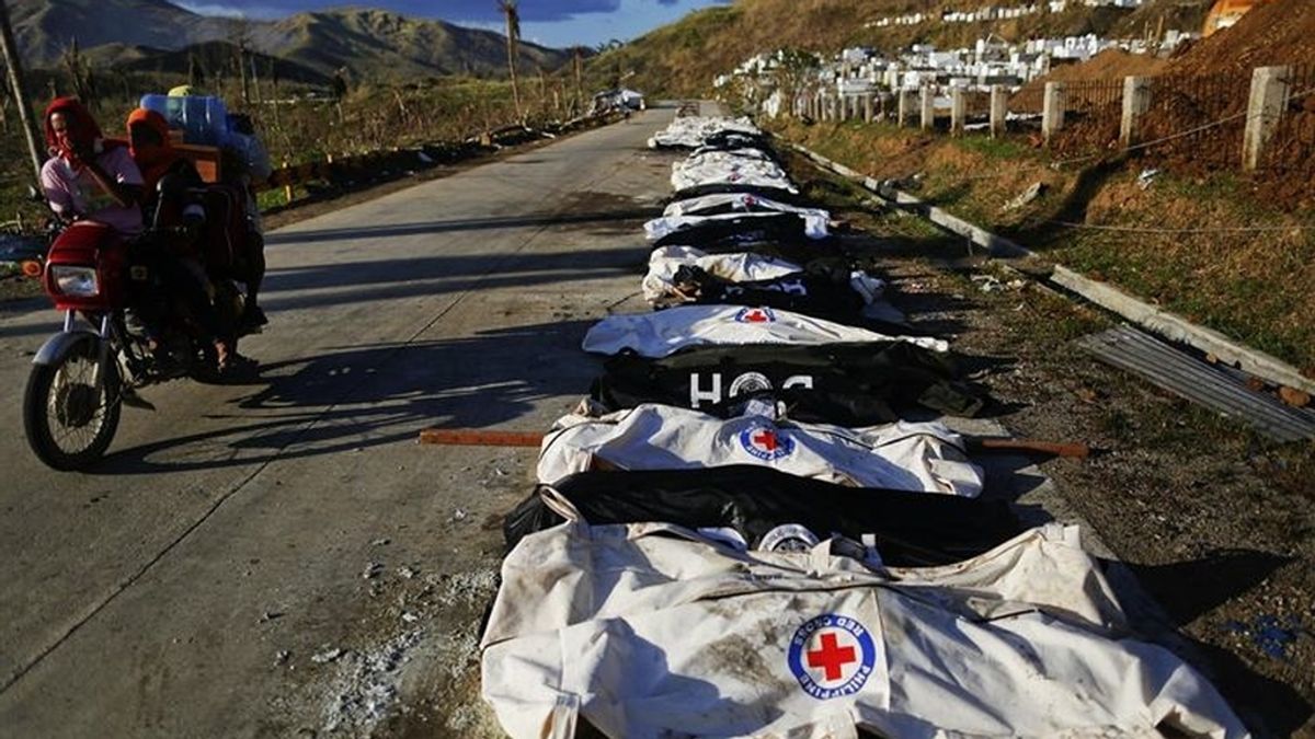 Sólo 3 forenses indentifican cadáveres en la ciudad filipina de Tacloban