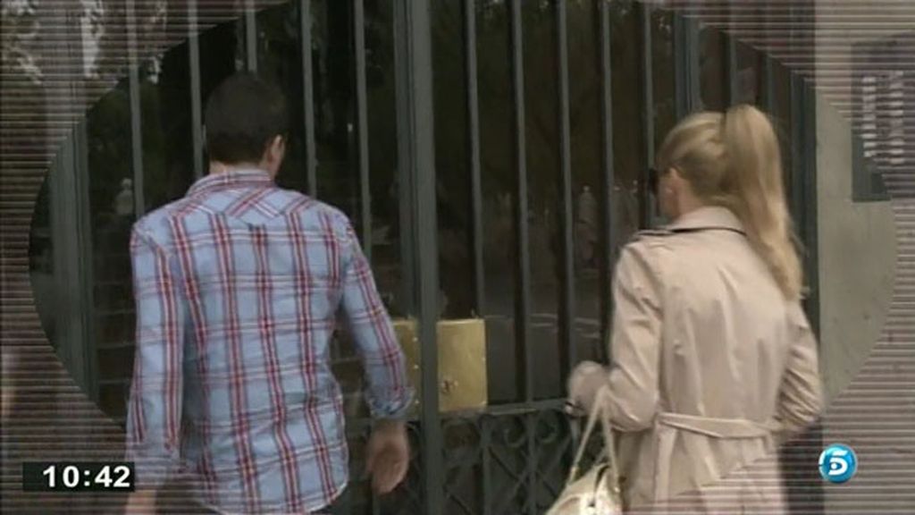 La pareja se ha dejado ver muy cariñosa camino a la consulta