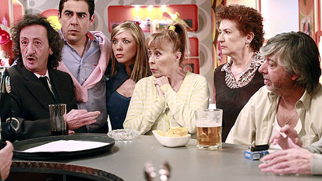 Un trío, una asistenta y una lluvia de coliflores